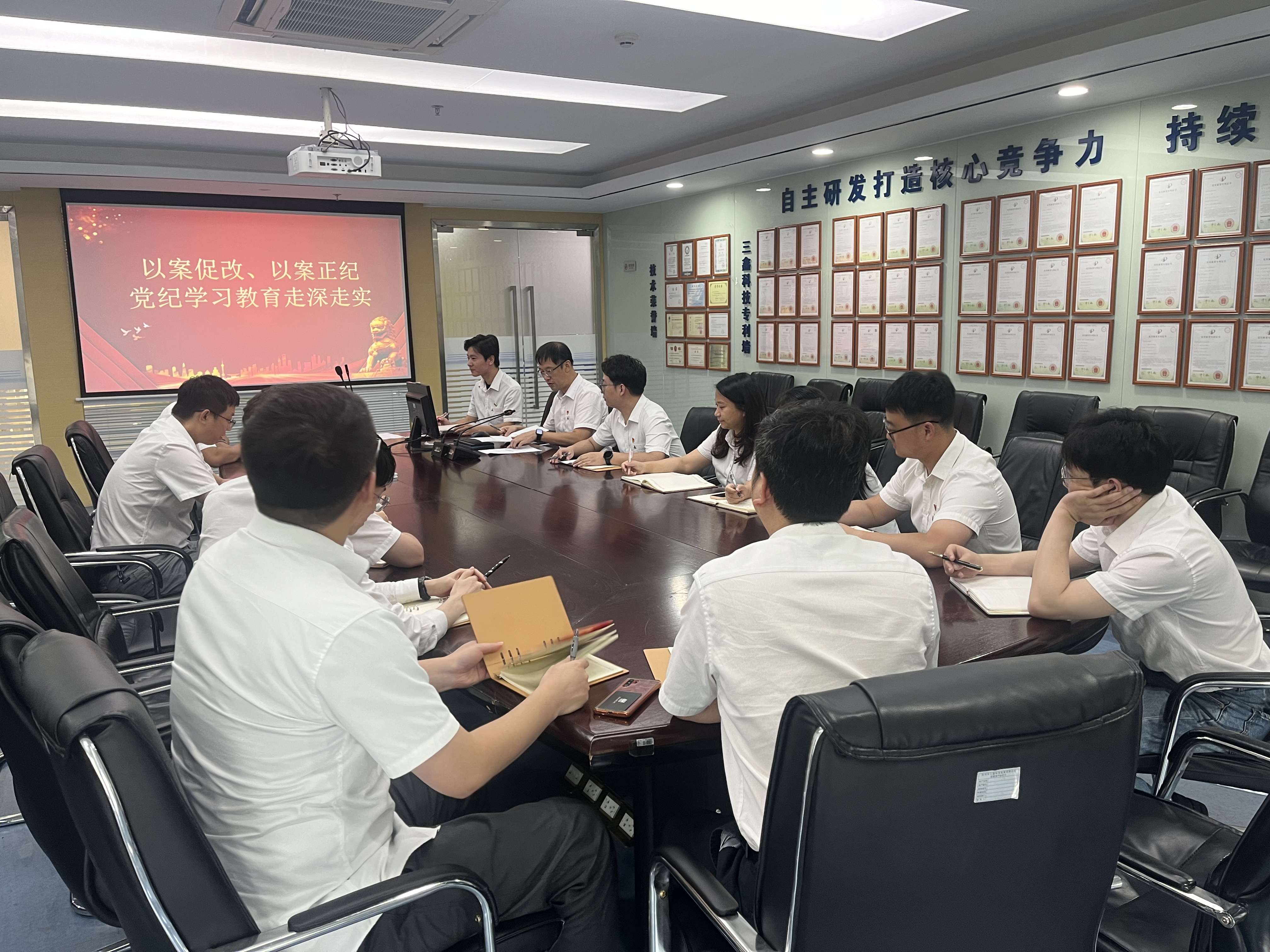 02 深圳支部书记讲党课.jpg 02 深圳支部书记讲党课.jpg
