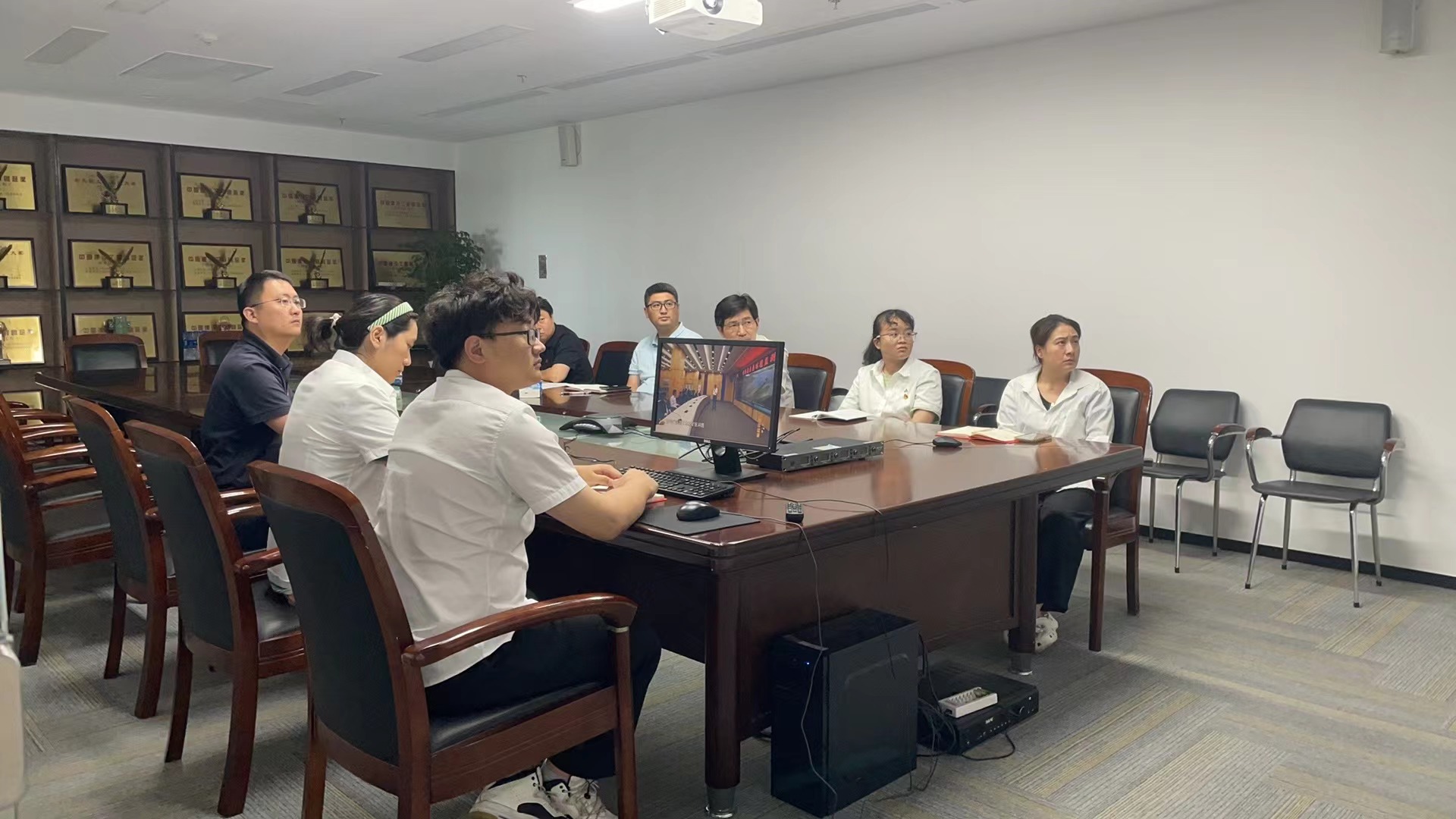 11 上海支部观看警示教育片.jpg 11 上海支部观看警示教育片.jpg